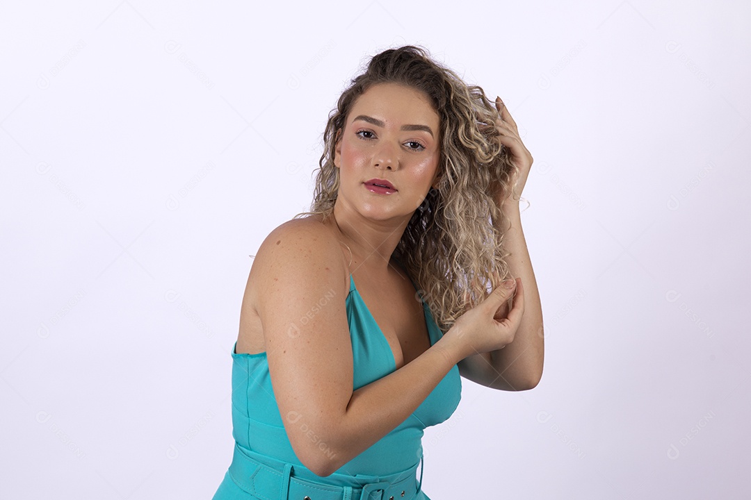 Linda mulher jovem loira sobre fundo isolado