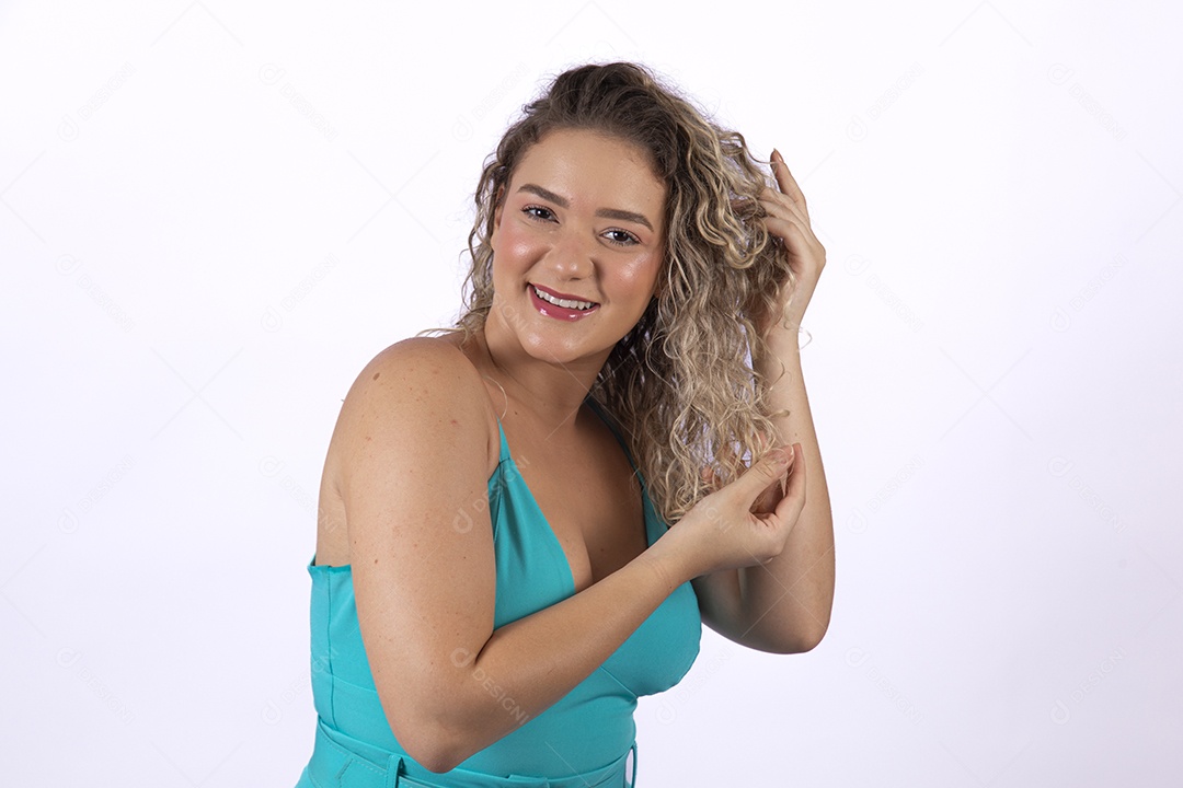 Linda mulher jovem loira sobre fundo isolado