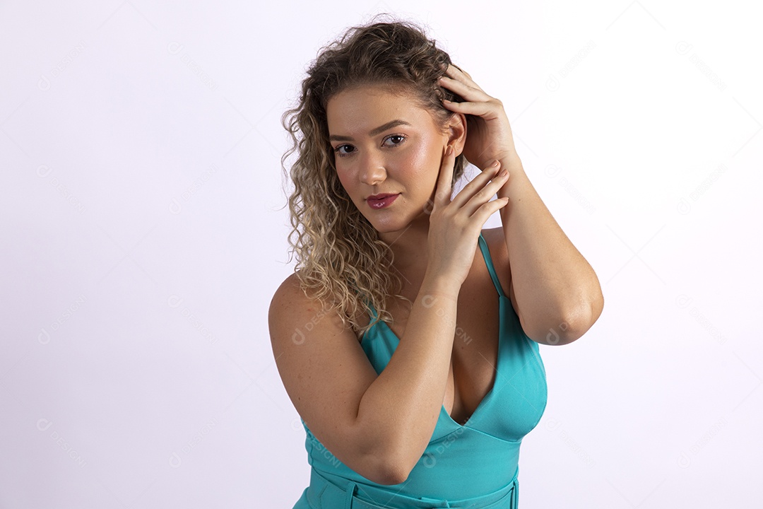 Linda mulher jovem loira sobre fundo isolado