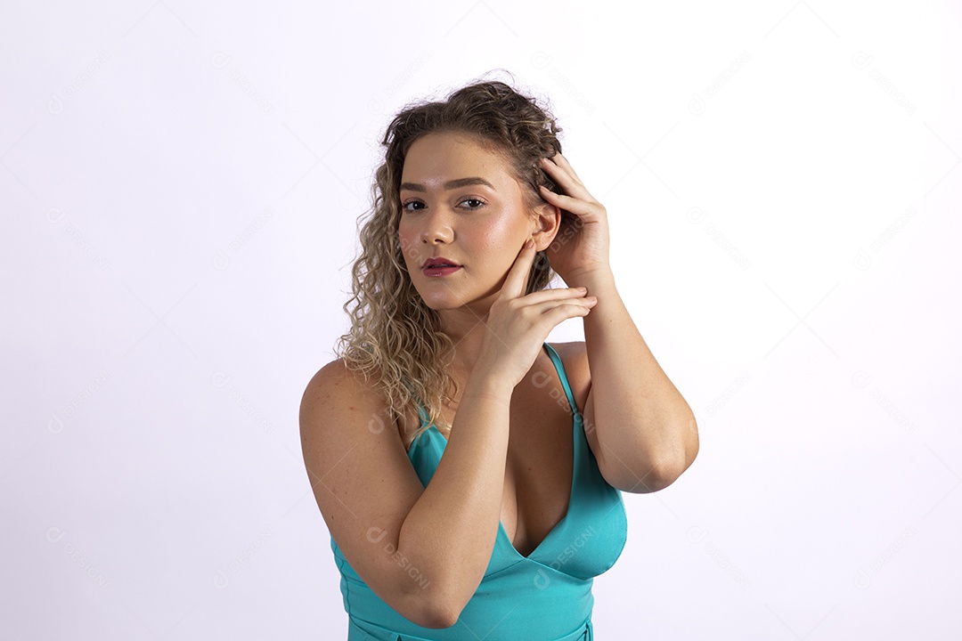 Linda mulher jovem loira sobre fundo isolado