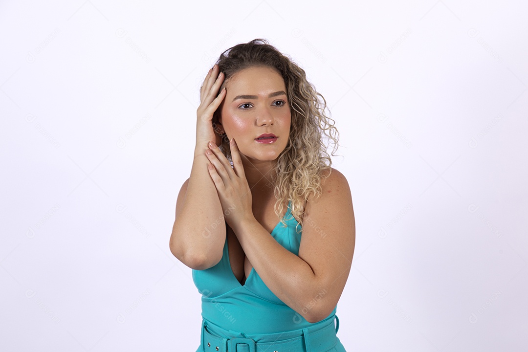 Linda mulher jovem loira sobre fundo isolado