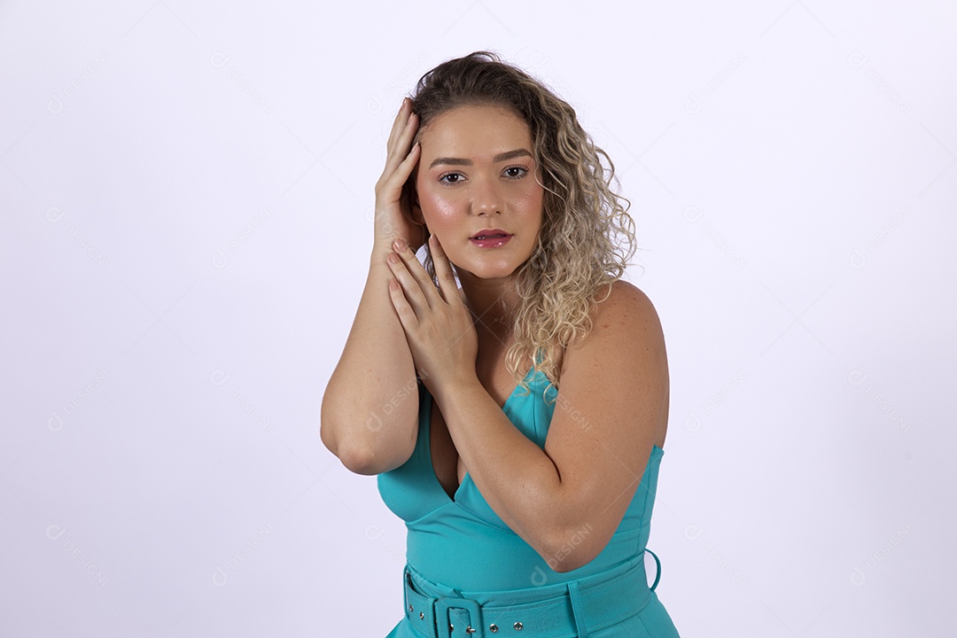 Linda mulher jovem loira sobre fundo isolado