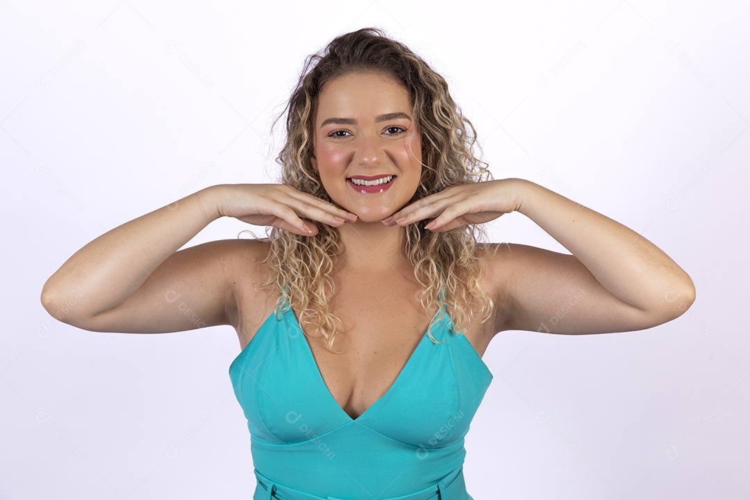 Linda mulher jovem loira sobre fundo isolado