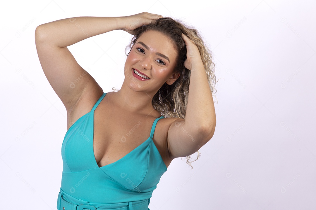 Linda mulher jovem loira sobre fundo isolado