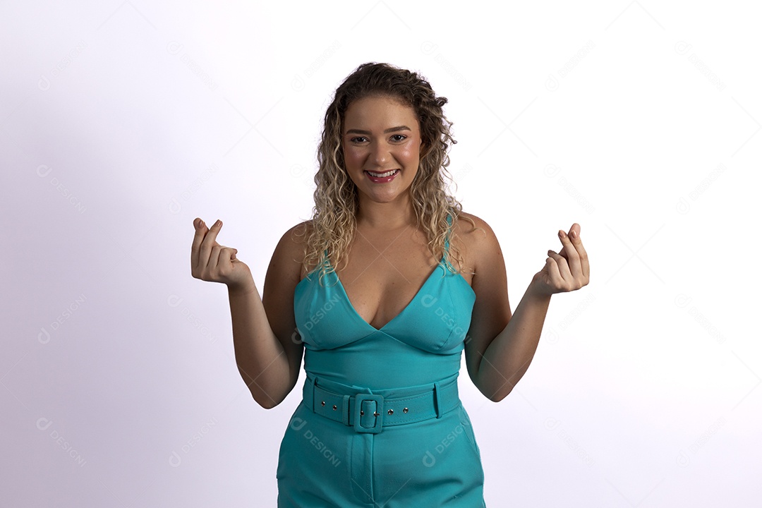 Linda mulher jovem loira sobre fundo isolado