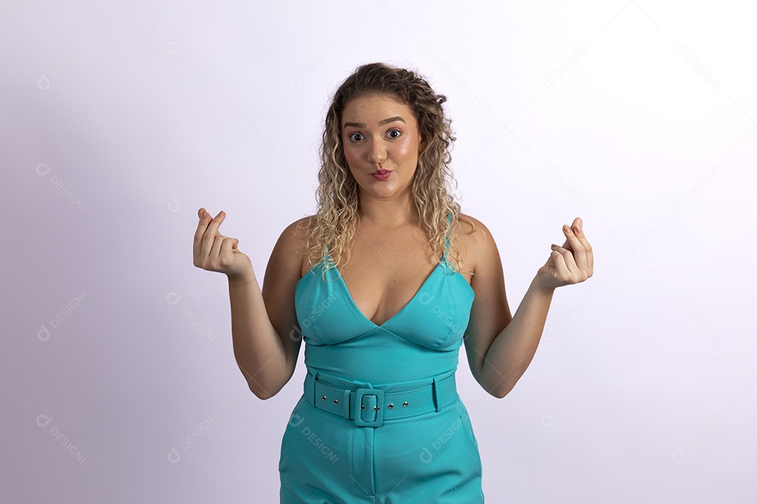 Linda mulher jovem loira sobre fundo isolado