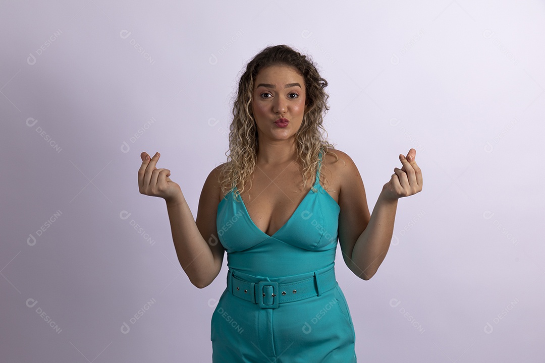 Linda mulher jovem loira sobre fundo isolado