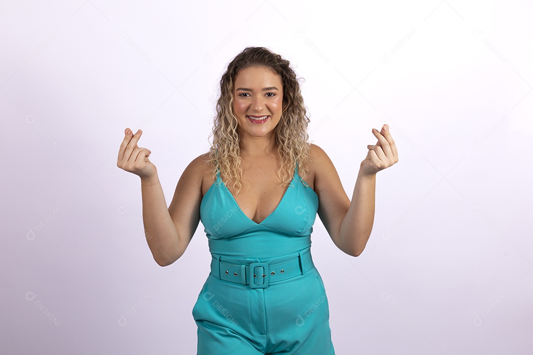 Linda mulher jovem loira sobre fundo isolado