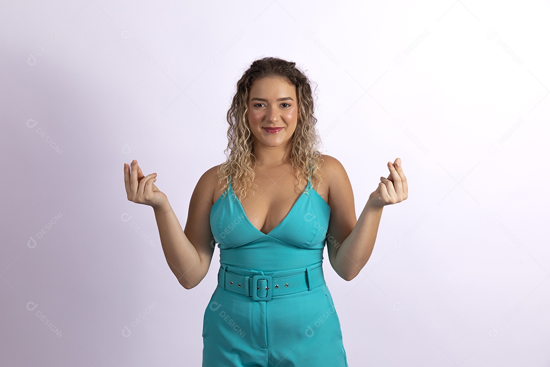 Linda mulher jovem loira sobre fundo isolado