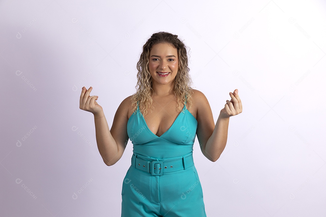 Linda mulher jovem loira sobre fundo isolado