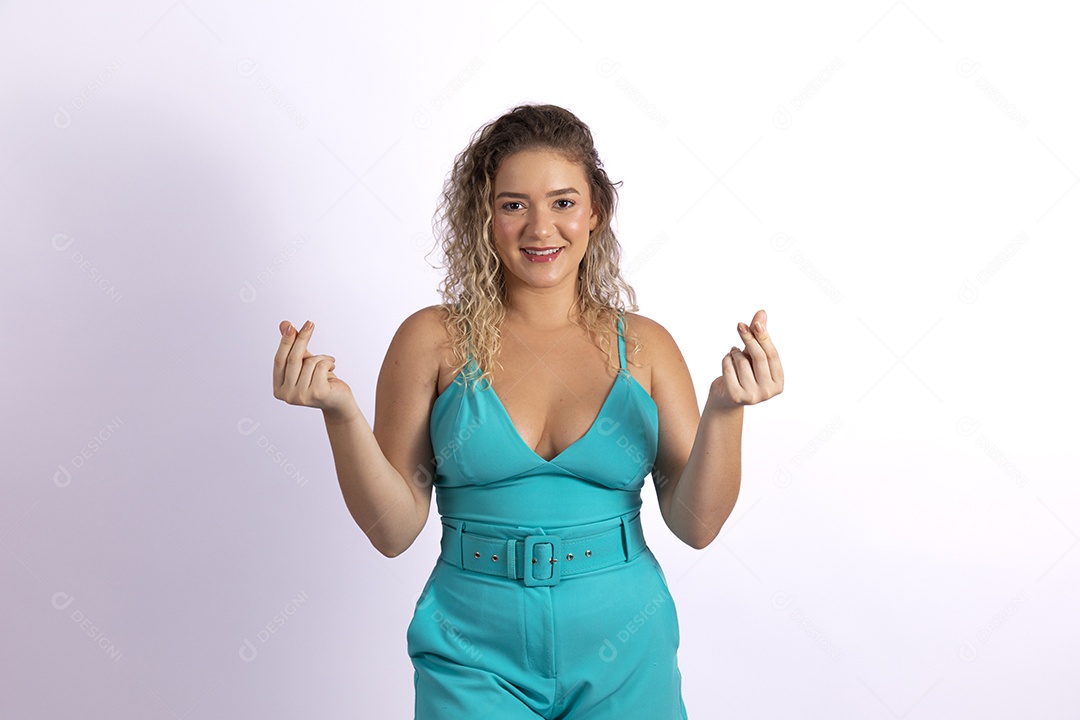 Linda mulher jovem loira sobre fundo isolado