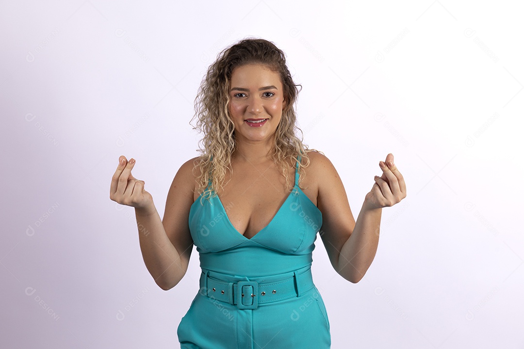 Linda mulher jovem loira sobre fundo isolado