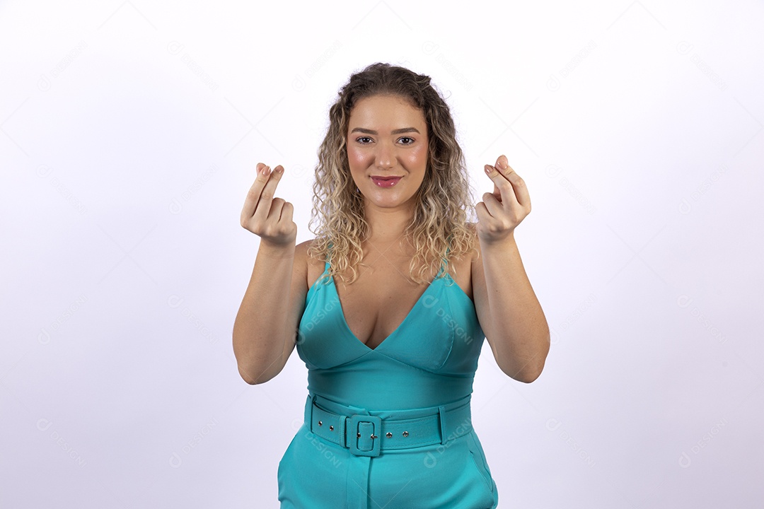 Linda mulher jovem loira sobre fundo isolado