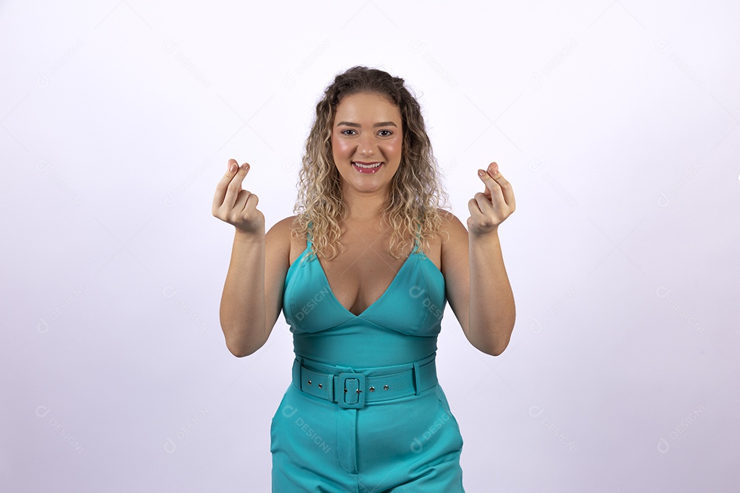 Linda mulher jovem loira sobre fundo isolado