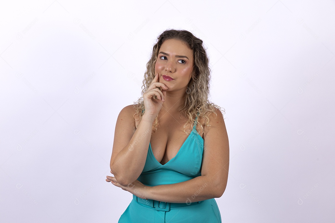 Linda mulher jovem loira sobre fundo isolado