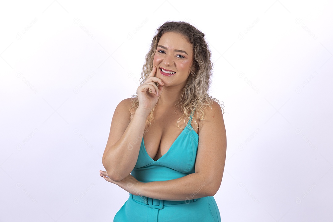 Linda mulher jovem loira sobre fundo isolado