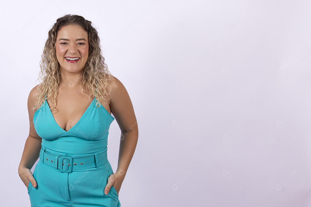 Linda mulher jovem loira sobre fundo isolado