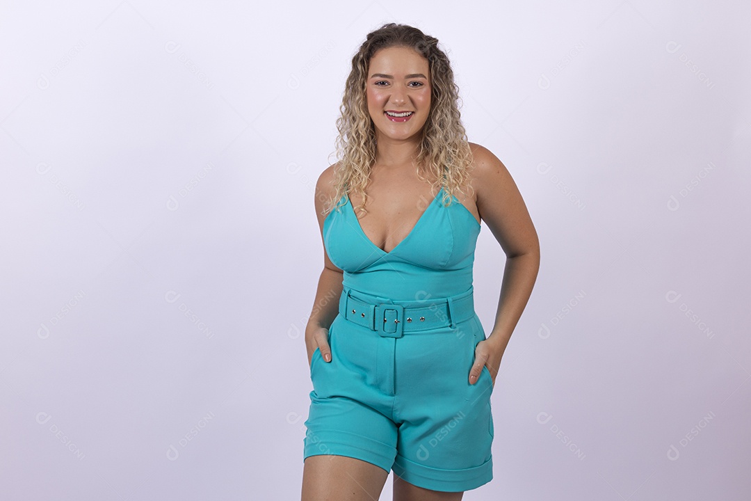 Linda mulher jovem loira sobre fundo isolado