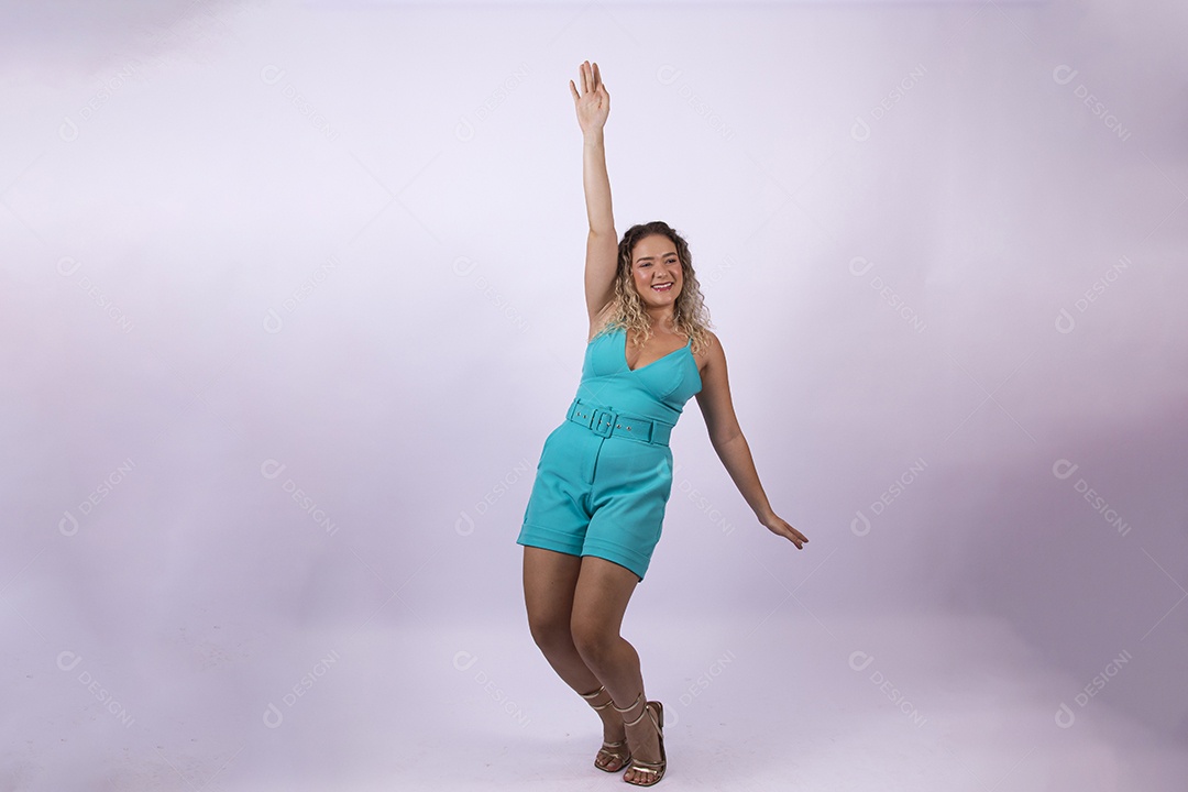 Linda mulher jovem loira sobre fundo isolado