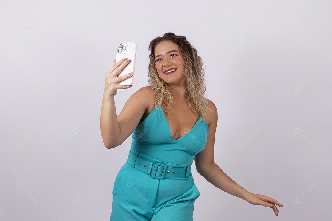 Linda mulher jovem loira sobre fundo isolado