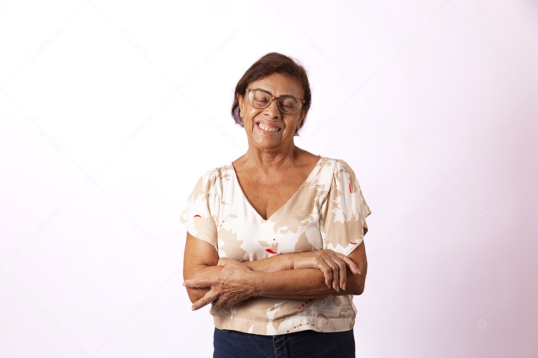 Mulher idosa morena sobre fundo isolado