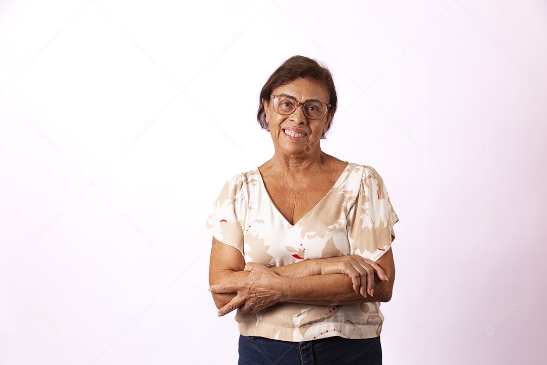 Mulher idosa morena sobre fundo isolado