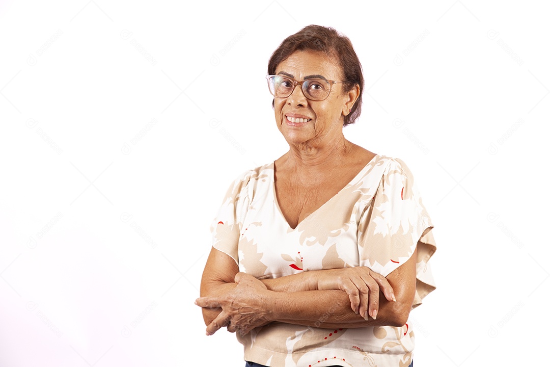 Mulher idosa morena sobre fundo isolado