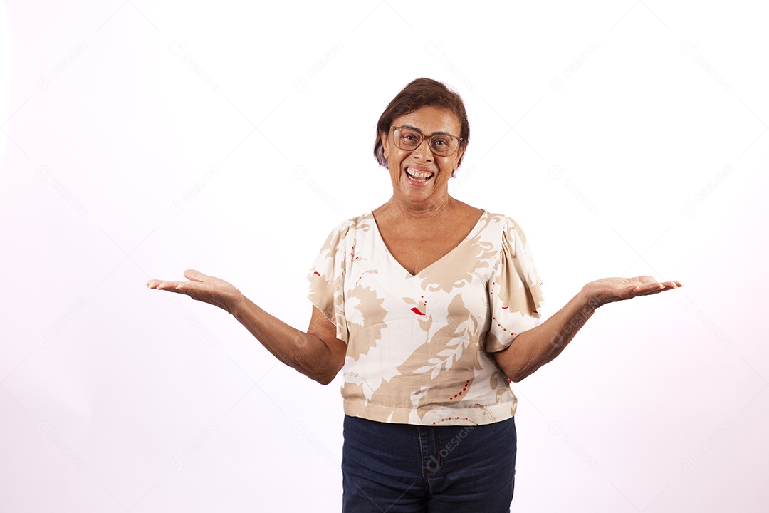 Mulher idosa morena sobre fundo isolado