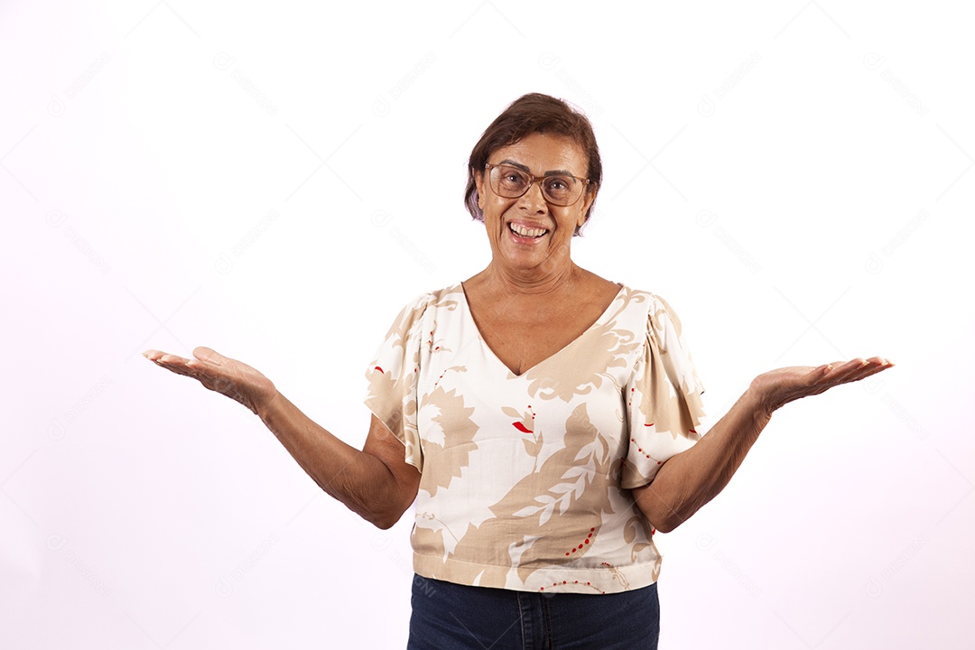 Mulher idosa morena sobre fundo isolado