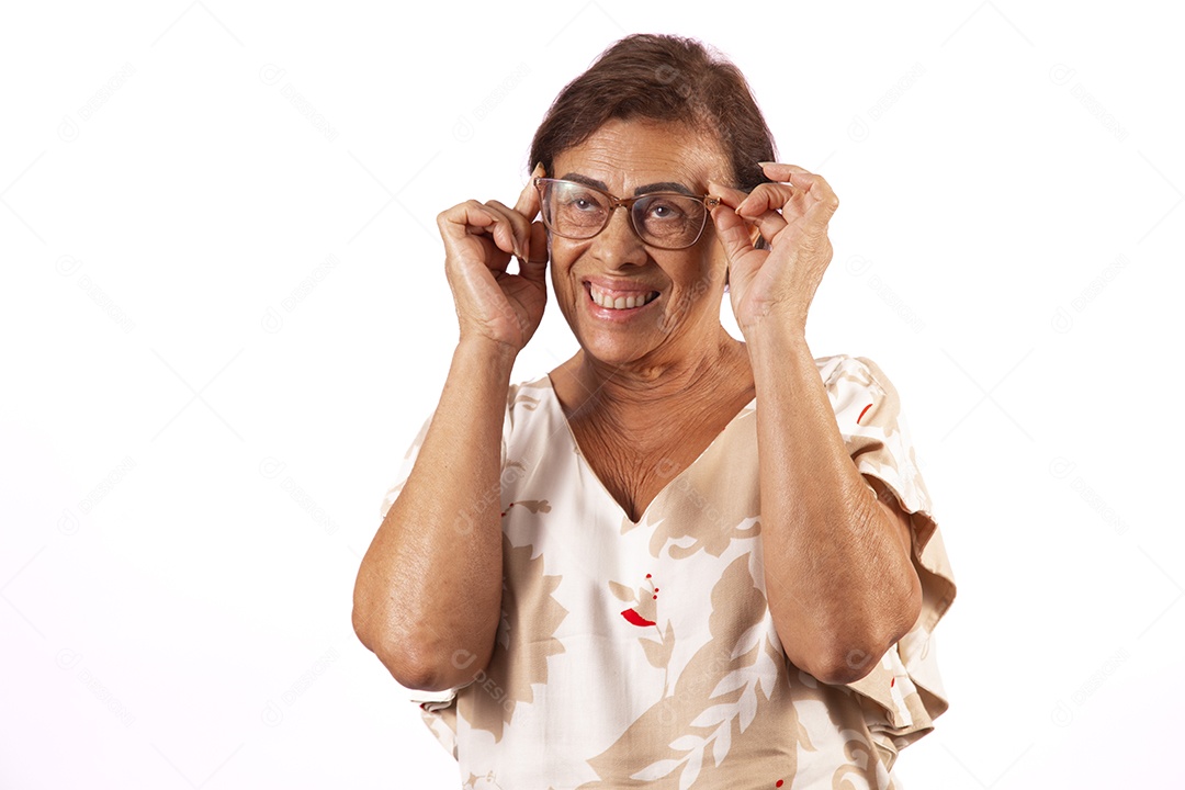 Mulher idosa morena sobre fundo isolado