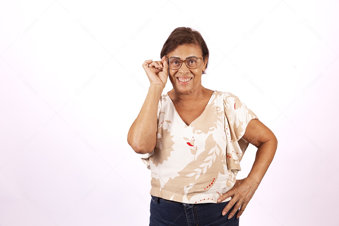 Mulher idosa morena sobre fundo isolado