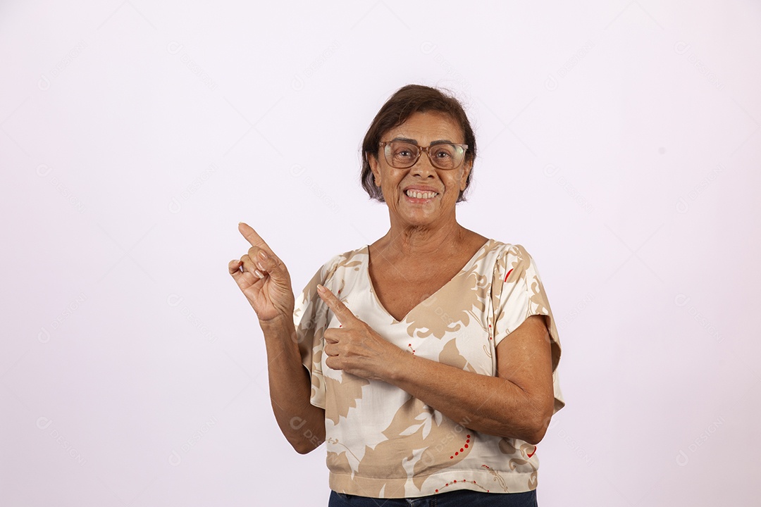 Mulher idosa morena sobre fundo isolado