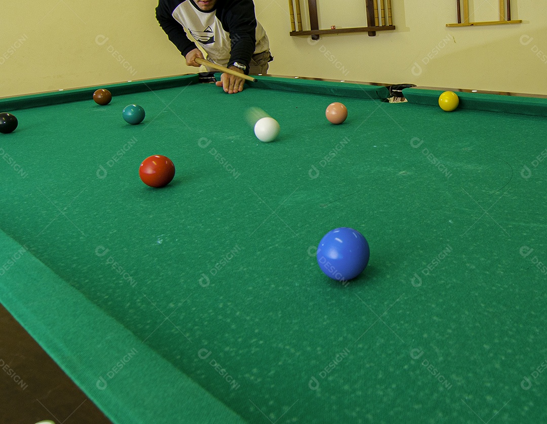 Pessoas jogando sinuca