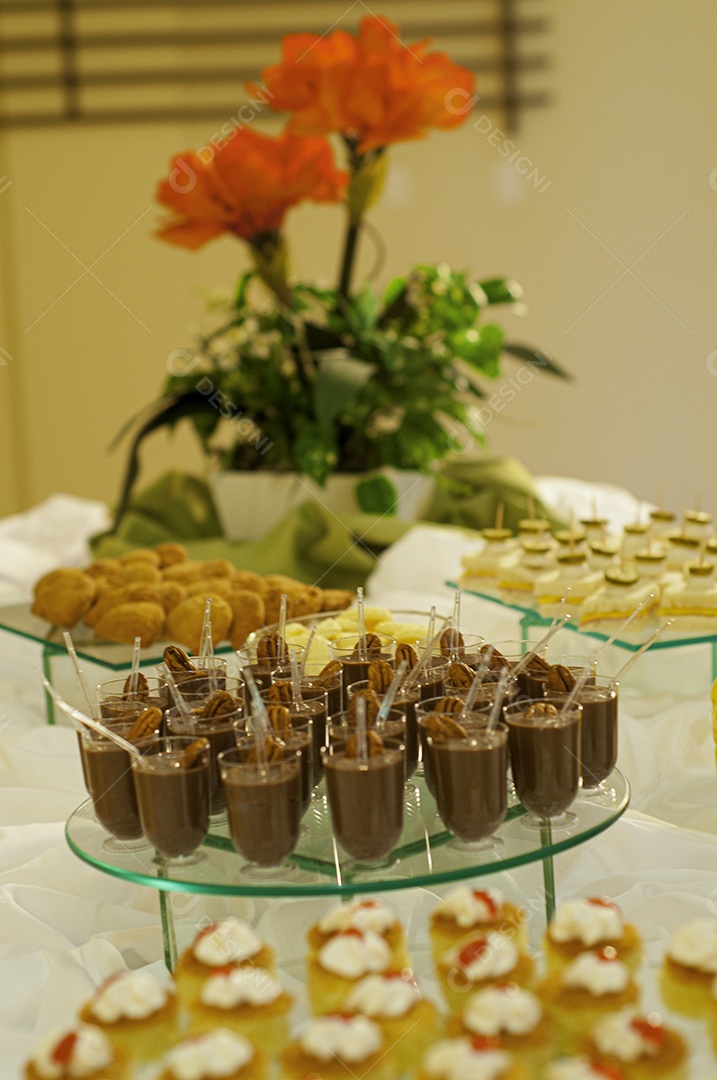 Comida sobre uma mesa de festa