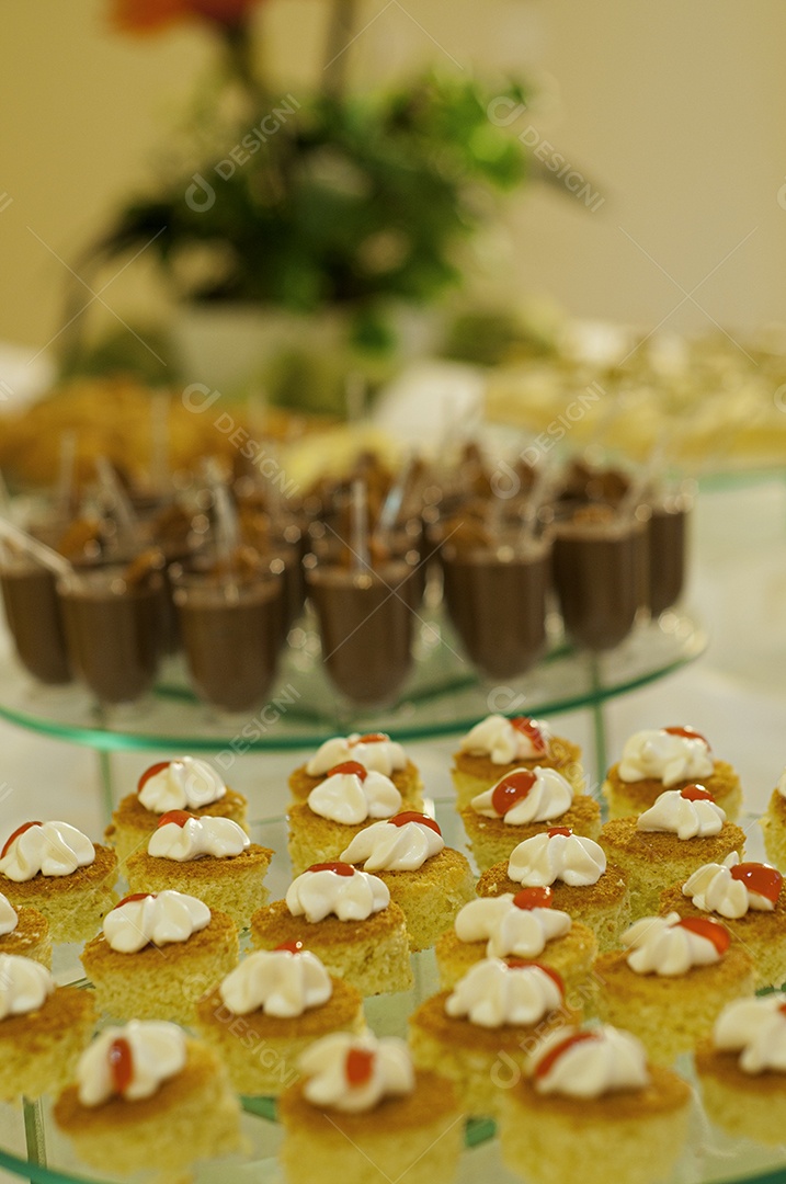 Comida sobre uma mesa de festa