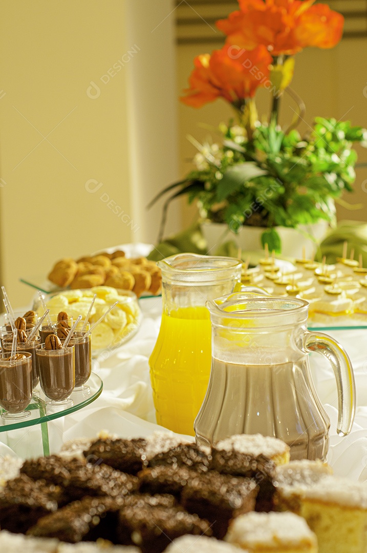 Comida sobre uma mesa de festa