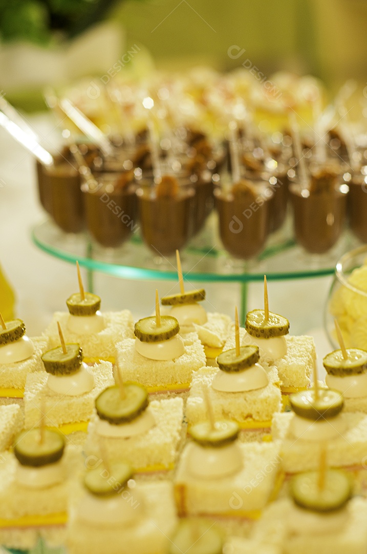 Comida sobre uma mesa de festa