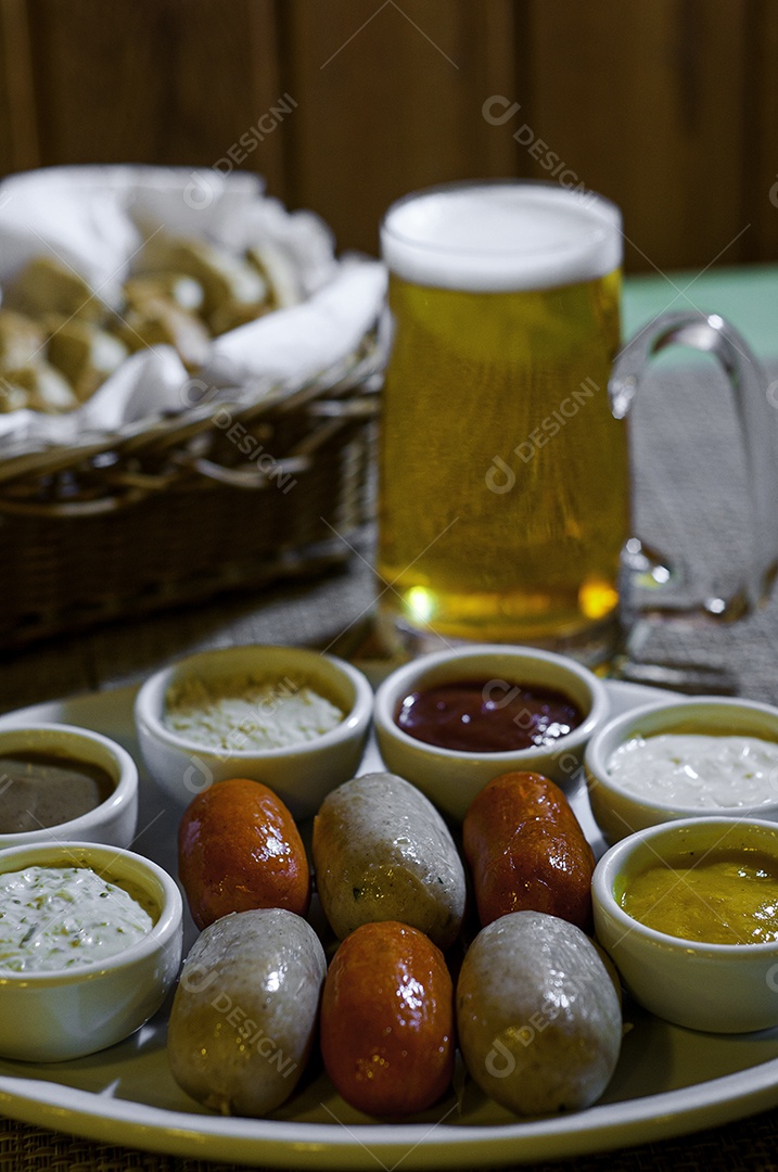 Comida típica alemã servida com cerveja gelada.