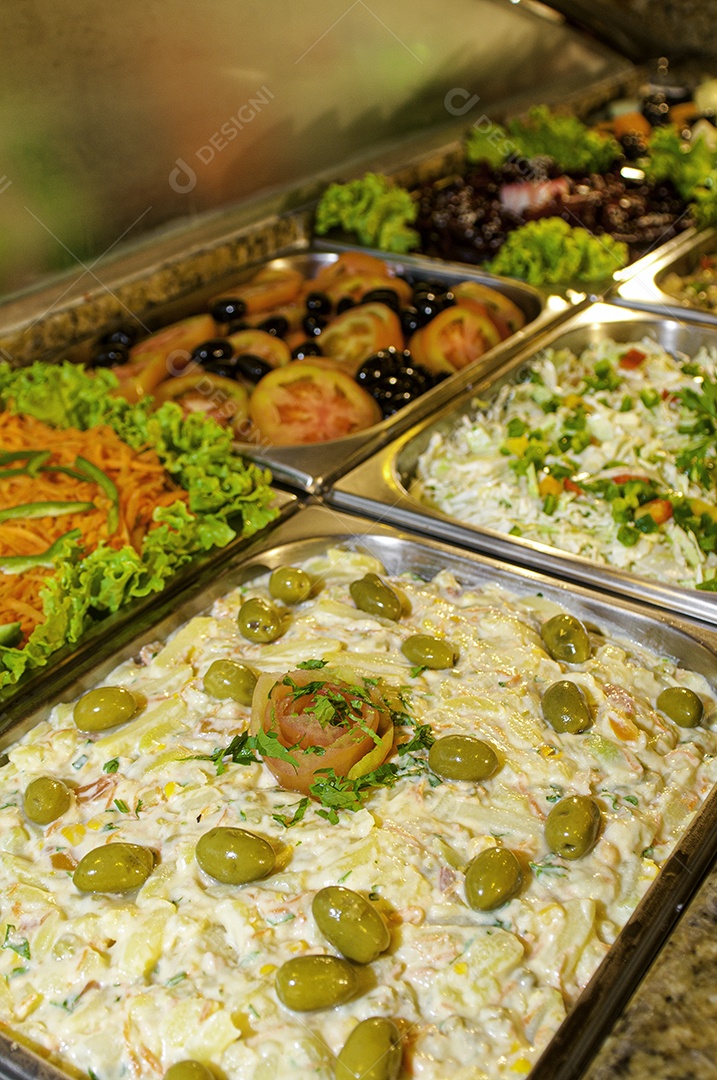 Salada buffet de carnes servido em rodízio de comidas típicas.