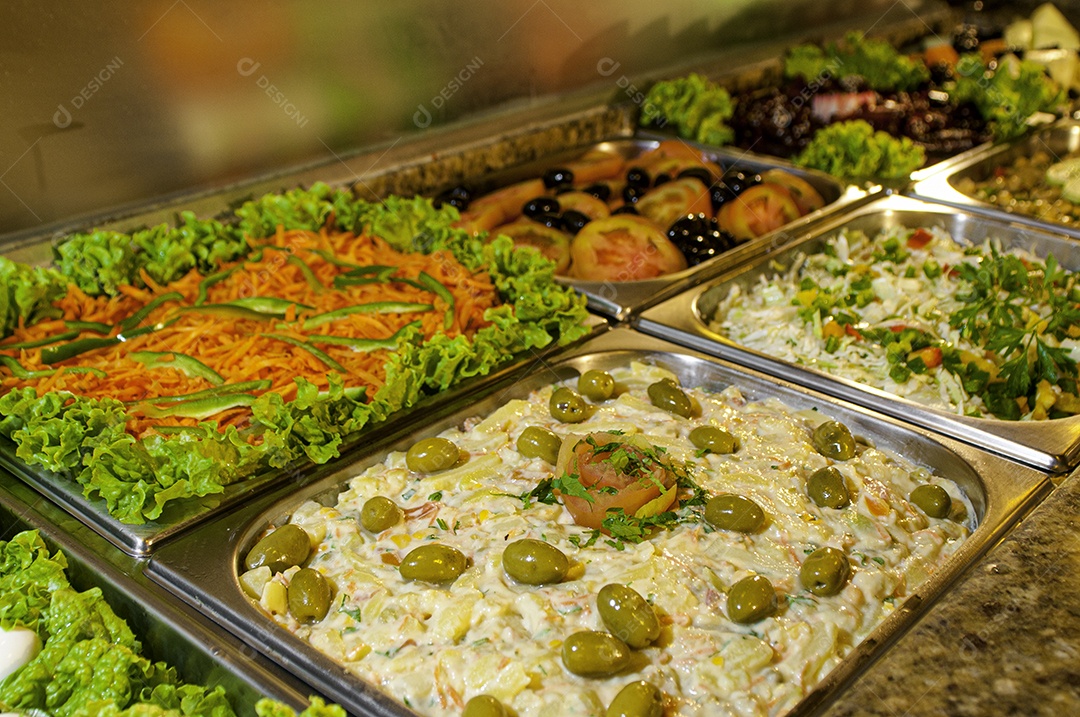 Salada buffet de carnes servido em rodízio de comidas típicas.