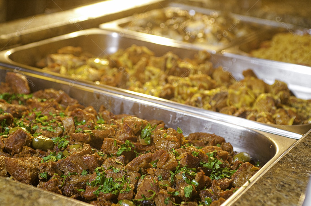 Salada buffet de carnes servido em rodízio de comidas típicas.