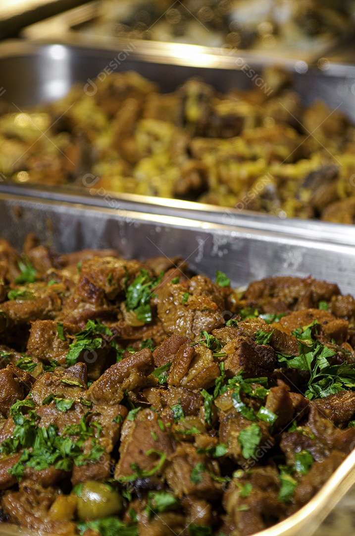 Salada buffet de carnes servido em rodízio de comidas típicas.