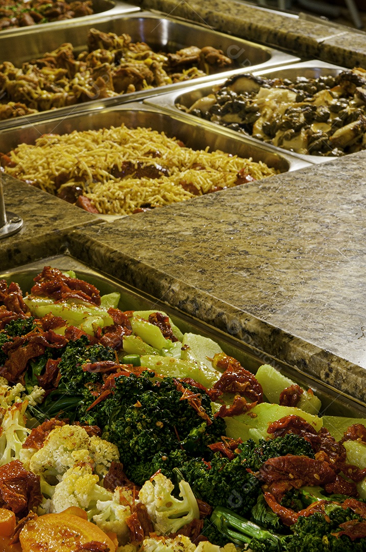 Salada buffet de carnes servido em rodízio de comidas típicas.