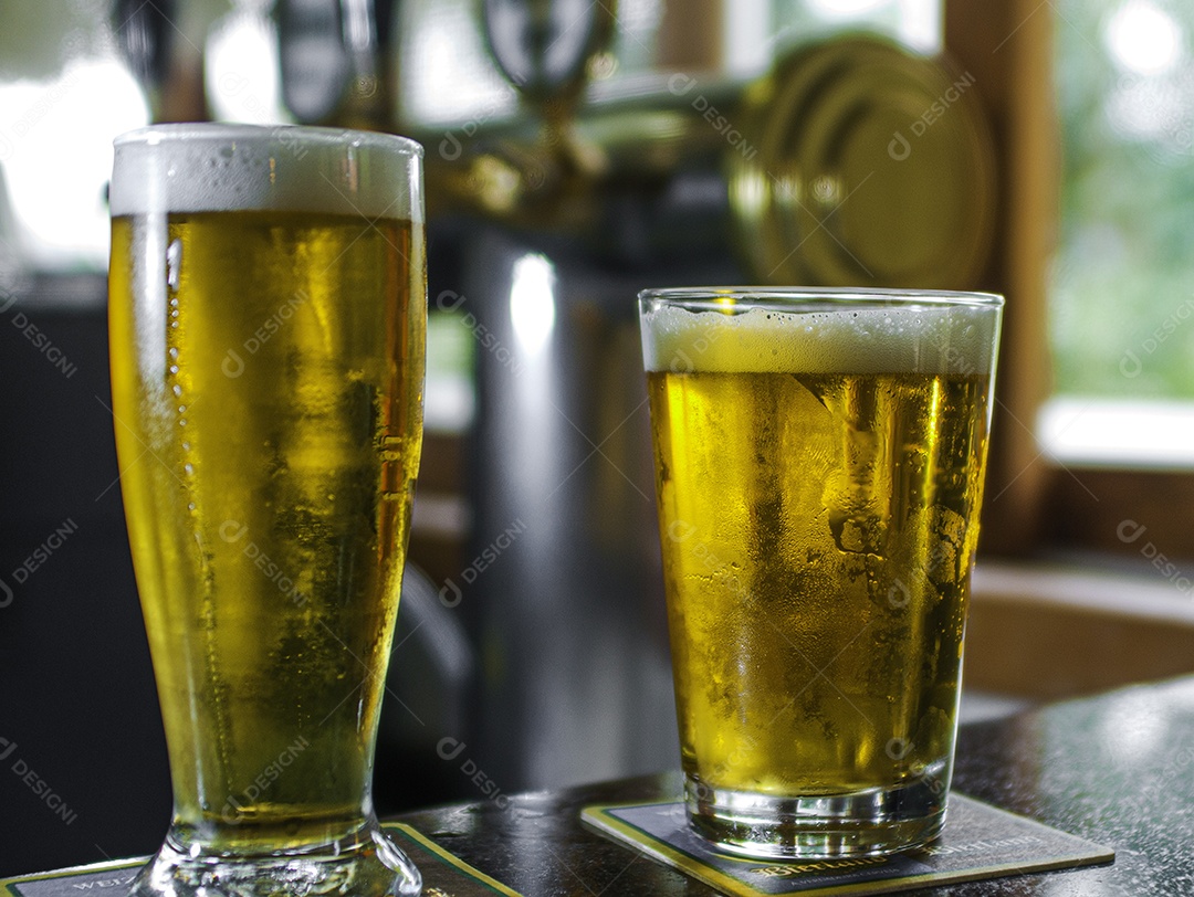 Chopp tulipa sendo levado e servido bem gelado em um bar.