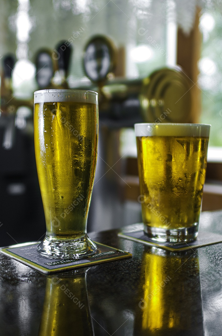 Chopp tulipa sendo levado e servido bem gelado em um bar.