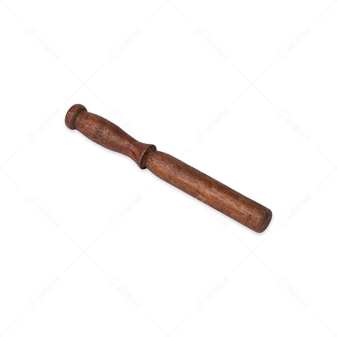 Antigo pilão de madeira decorado isolado sobre a mesa de madeira.