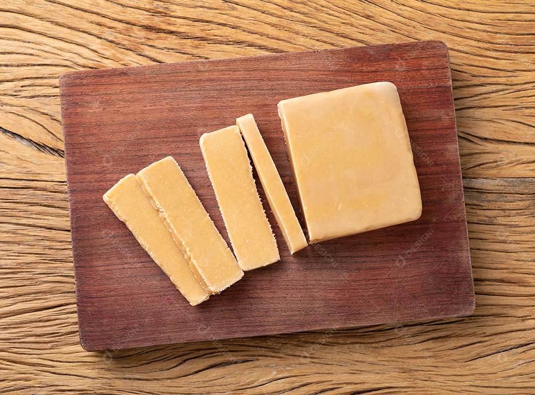 Doce de leite ou doce de leite, tradicional doce de leite sul-americano sobre tábua de madeira.