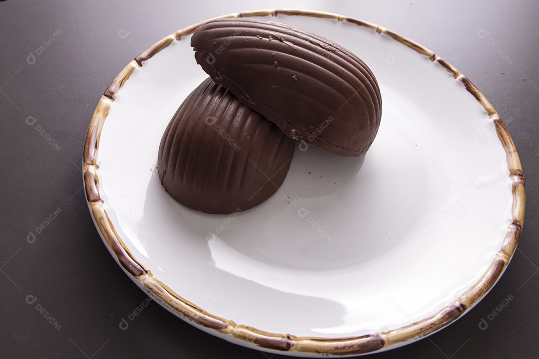 Ovos de páscoa sobre prato