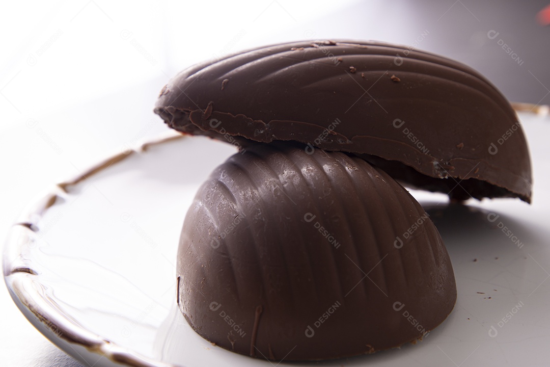 Ovos de páscoa sobre tabua de madeira