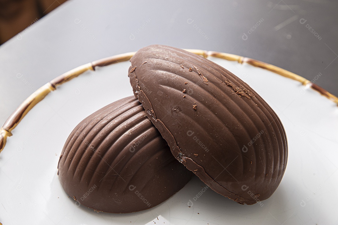 Ovos de páscoa sobre tabua de madeira